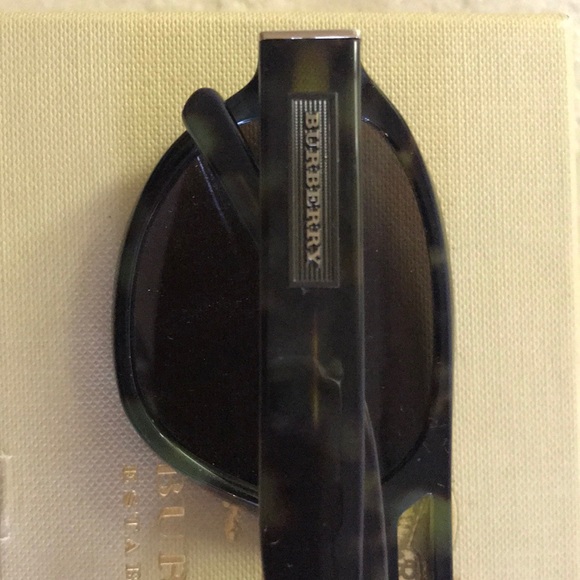 Auth. Burberry {Unisex} Sunglasses - Picture 2 of 6